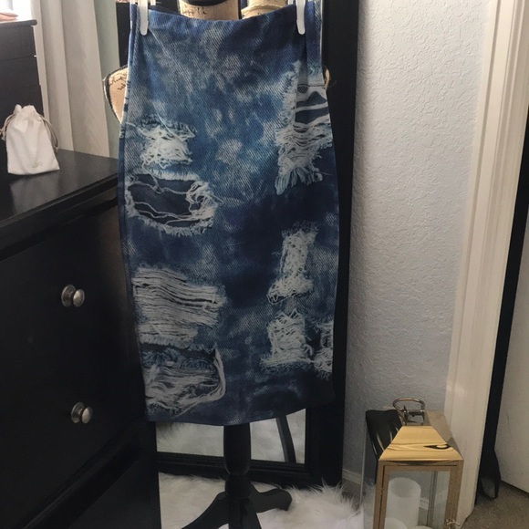 NWOT PRINTED RIPPED DENIM SKIRT - Picture 2 of 2
